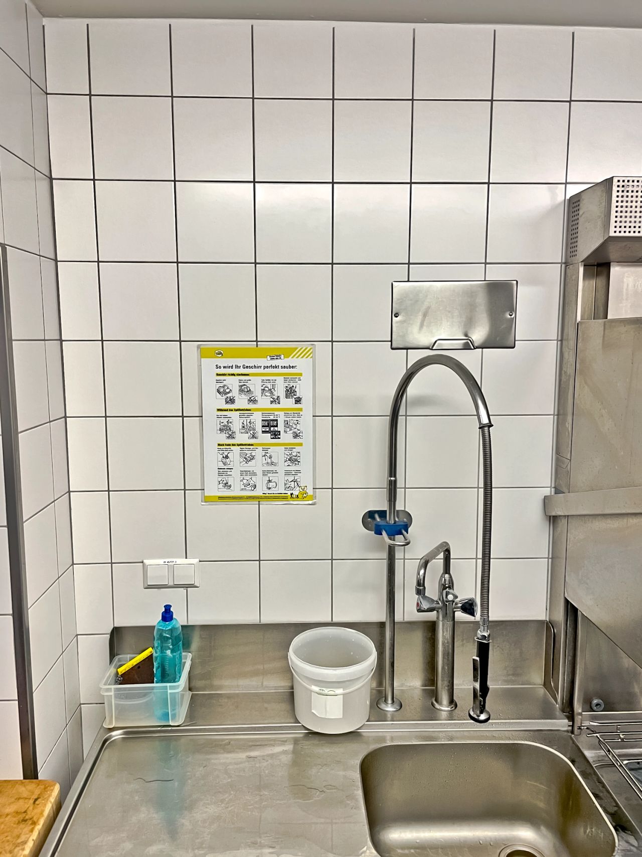 Grundreinigung der Kantinenküche